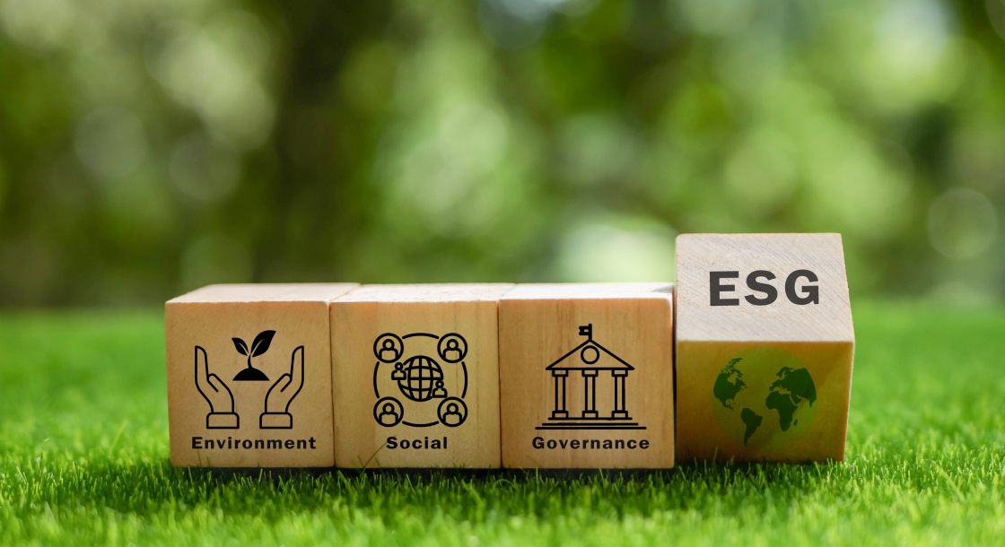 4 pequenos cubos com os 3 pilares de ESG